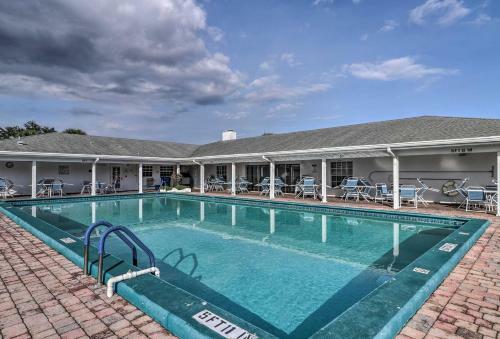 Retro Vero Beach Resort Home With Florida Room!