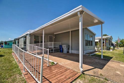 Retro Vero Beach Resort Home With Florida Room!