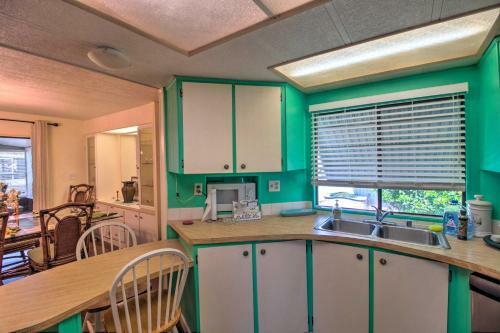 Retro Vero Beach Resort Home With Florida Room!