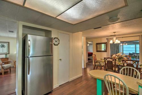 Retro Vero Beach Resort Home With Florida Room!