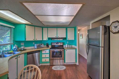 Retro Vero Beach Resort Home With Florida Room!