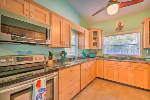 Bright And Fun Canalfront Bungalow With Kayaks And Canoe