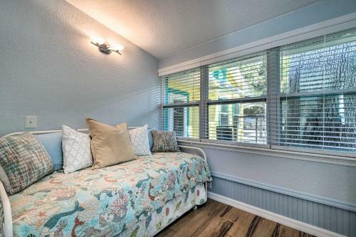 Bright And Fun Canalfront Bungalow With Kayaks And Canoe