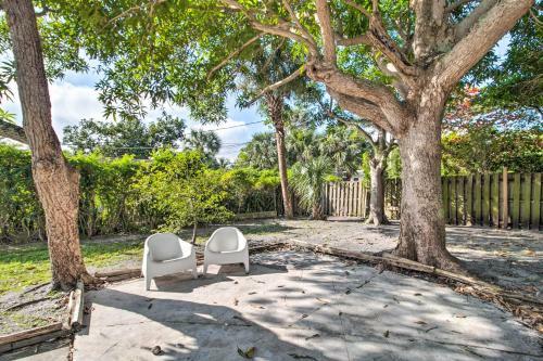 Coastal Retreat With Yard, 3 Mi To Palm Beach!