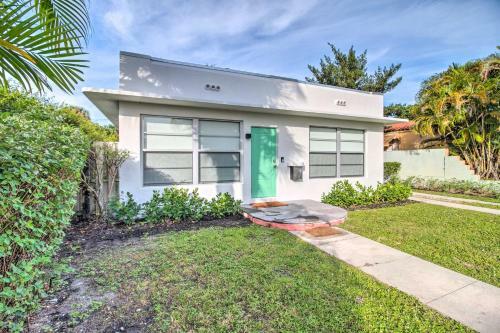 Coastal Retreat With Yard, 3 Mi To Palm Beach!