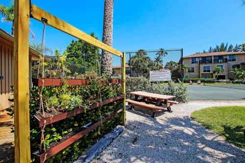 Tropical Private Condo On Sanibel's Quiet West End - Blind Pass B207