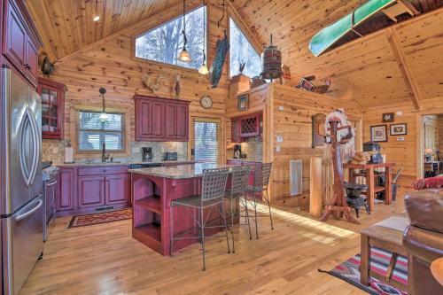 Luxury Mountaintop Retreat With Hot Tub And Fire Pit!
