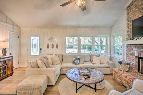 Charming Cottage With Porch, Less Than Half Mi To Beach