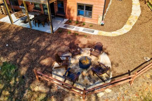 Newly Built Cabin With Mtn Views, Hot Tub And Fire Pit
