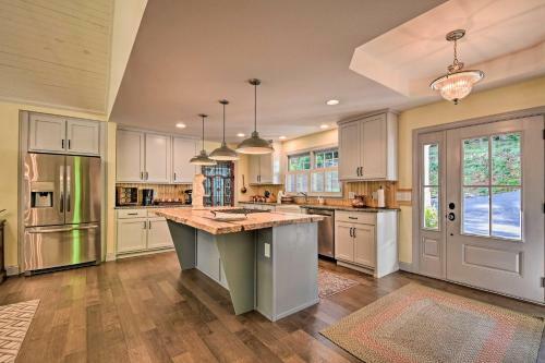 Luxury Lakefront Hiawassee Cottage With Boat Dock!