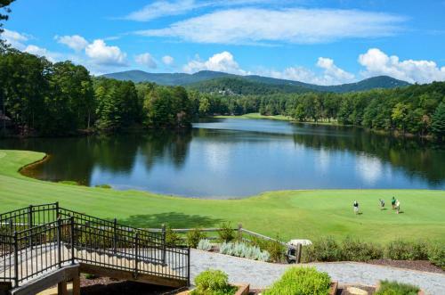 Big Canoe Resort Home With 3 Decks And Mtn Views!