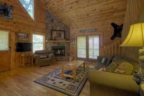 Bear Ridge Hideaway- Secluded Mtn View