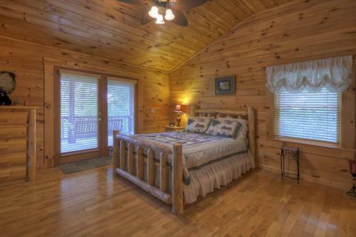 Bear Ridge Hideaway- Secluded Mtn View