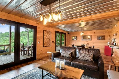 Elegant Forest Escape With Hot Tub, Views And More