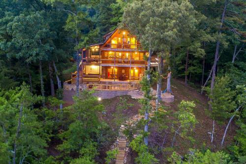 Elegant Forest Escape With Hot Tub, Views And More