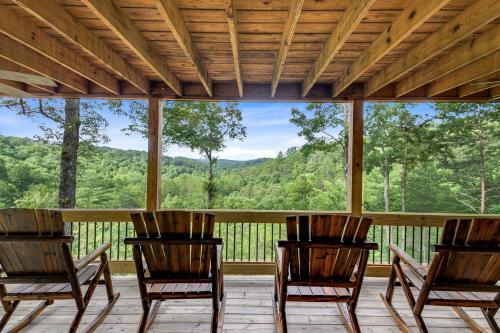 Elegant Forest Escape With Hot Tub, Views And More