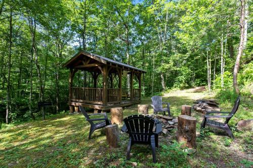 Elegant Forest Escape With Hot Tub, Views And More