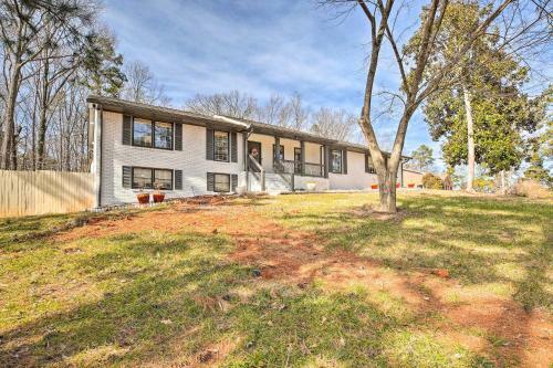 Kennesaw Getaway - 4 Mi To Downtown Marietta!