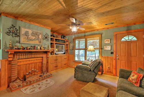 Cozy Pine Mountain Cabin With Screened Porch And Yard!