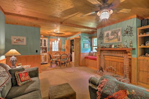 Cozy Pine Mountain Cabin With Screened Porch And Yard!