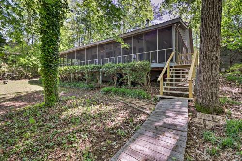 Lakefront Milledgeville Cabin Private Dock, Porch