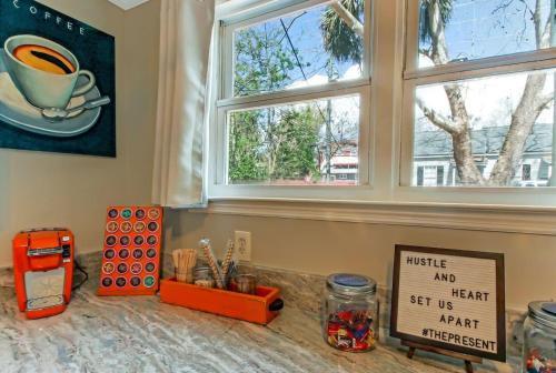 Apartamento Vibrant, Colorful Condo Building With Backyard Firepit And Games