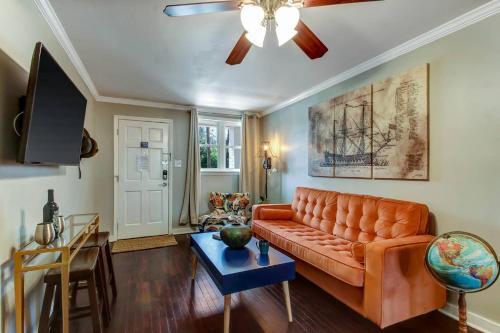 Apartamento Vibrant, Colorful Condo Building With Backyard Firepit And Games