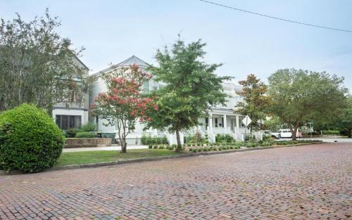 320 East Townhouse By Lucky Savannah
