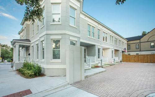 320 East Townhouse By Lucky Savannah