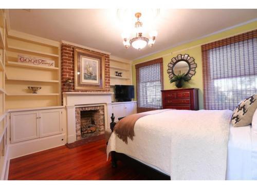 Oglethorpe Square Main + Garden By Lucky Savannah