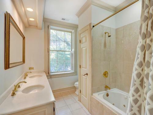 Heated Pool Access Flex Cancelation 3-unit Rental Perfectly In Historic District