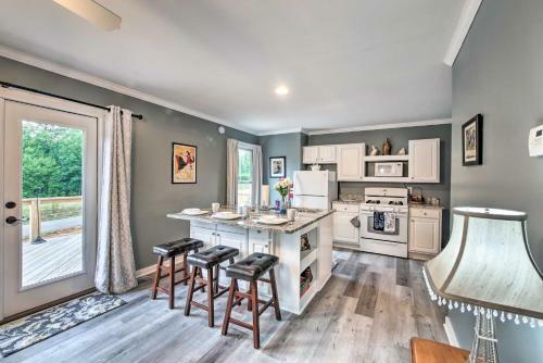 Relaxing Chic Home Near Hiking And Vineyards!