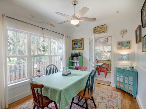 Heated Pool Flex Cancellation Sunny & Colorful Beach Cottage