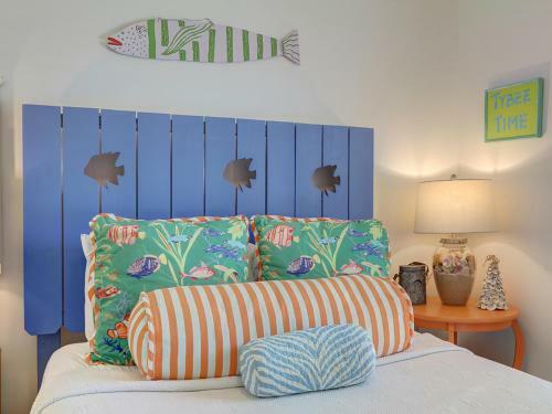 Heated Pool Flex Cancellation Sunny & Colorful Beach Cottage