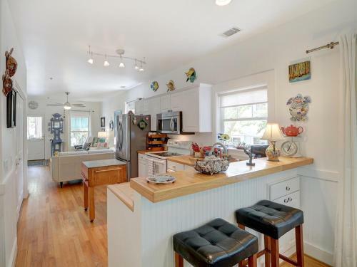 Heated Pool Flex Cancellation Sunny & Colorful Beach Cottage