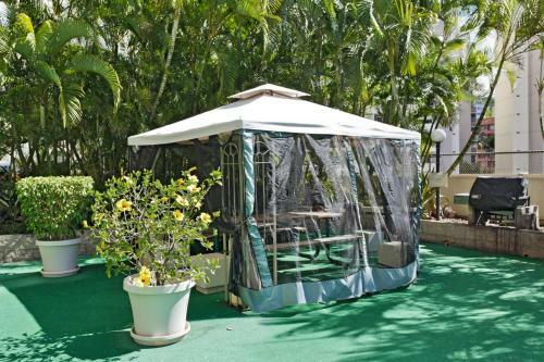 Chateau Waikiki #1014