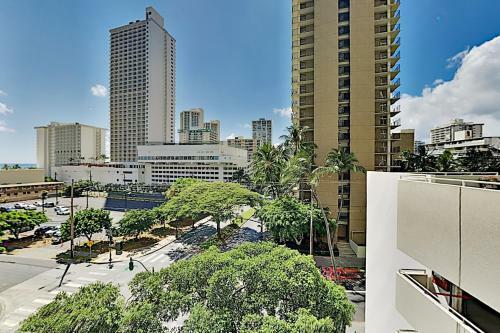 Apartamento Waikiki Banyan - Full Kitchen, Parking, AC - Pool Condo