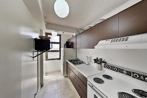 Apartamento Waikiki Banyan - Full Kitchen, Parking, AC - Pool Condo