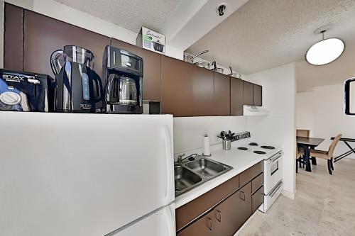 Apartamento Waikiki Banyan - Full Kitchen, Parking, AC - Pool Condo
