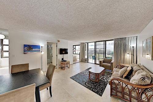 Apartamento Waikiki Banyan - Full Kitchen, Parking, AC - Pool Condo