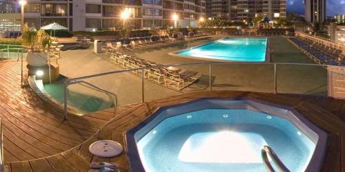 Apartamento Waikiki Banyan - Full Kitchen, Parking, AC - Pool Condo