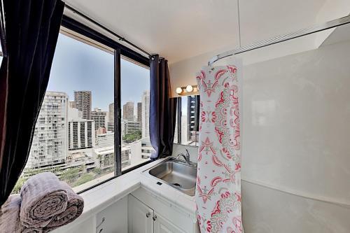 Hawaiian Monarch - Ocean-view Corner Unit With Pool Hotel Room