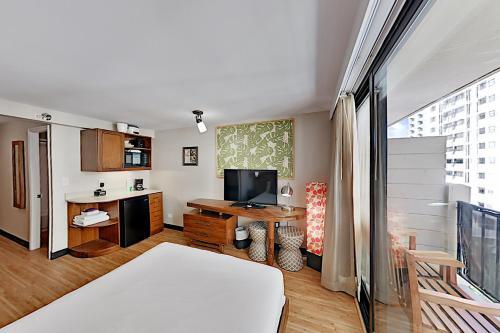 Aqua Bamboo - Ocean-view Balcony - Pool & Spa Hotel Room