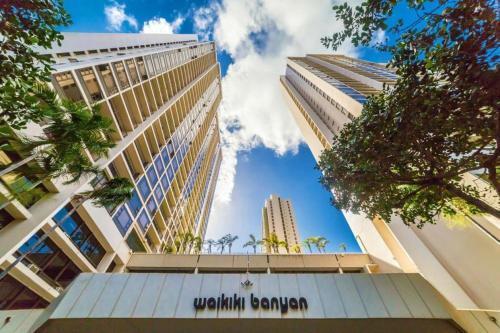 Waikiki Banyan T-1 Wb14
