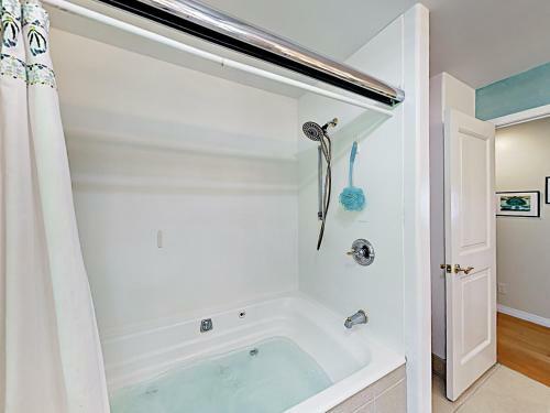 New Listing! 2-acre Retreat With Pool, Ocean Views Home