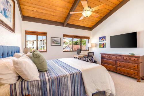 Remodeled Kona Coast Condo L Golf Course Views L Partial Ocean View