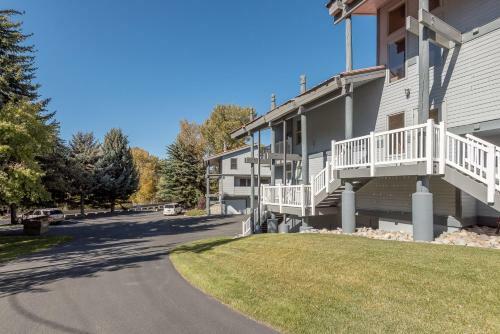 New Listing ! Habitat Condo, Walk To Downtown