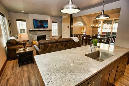 Suite Retreat By Casago Mccall - Donerightmanagement