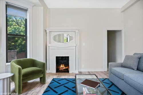 East Lincoln Park Queen Suite Large One Bedroom With Sleeper Sofa