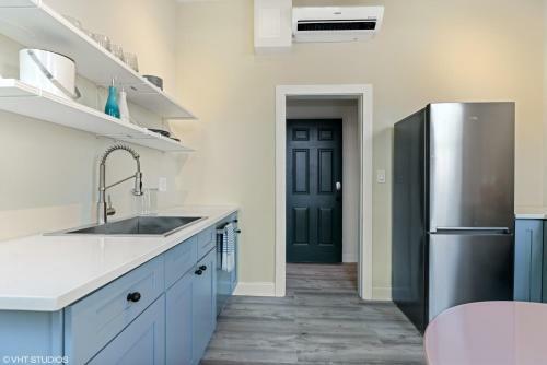 East Lincoln Park Queen Suite Large One Bedroom With Sleeper Sofa